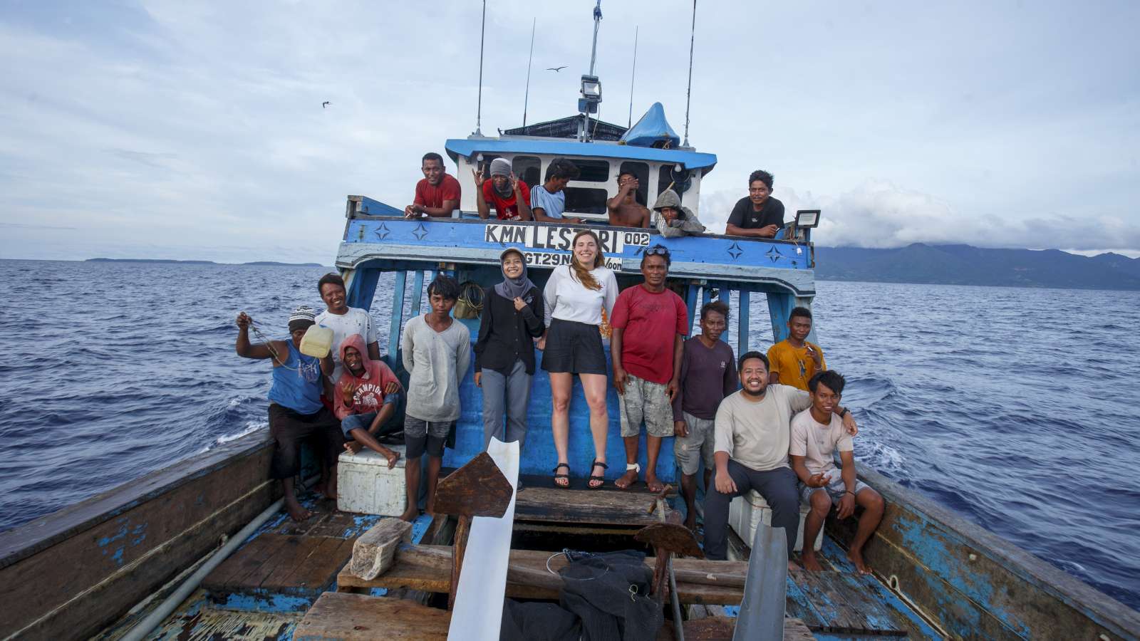 Irene Kranendonk aan boord tonijnvissers in Indonesië, 2025. Fotografie: Stenly Pontolawokang