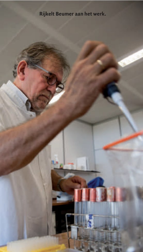 Rijkelt Beumer aan het werk in het lab in 2011.