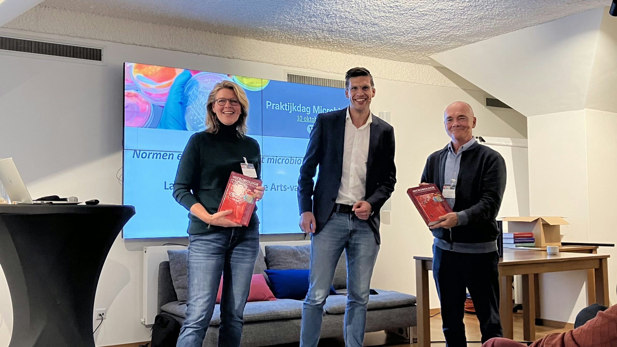 Hoofdauteur Roelina Dijk van Microbiologie van Voedingsmiddelen met Willem Paul de Mooij, hoofdredacteur van VMT en Arnold dijkstra, microbioloog en een van de auteurs van het eerste uur.