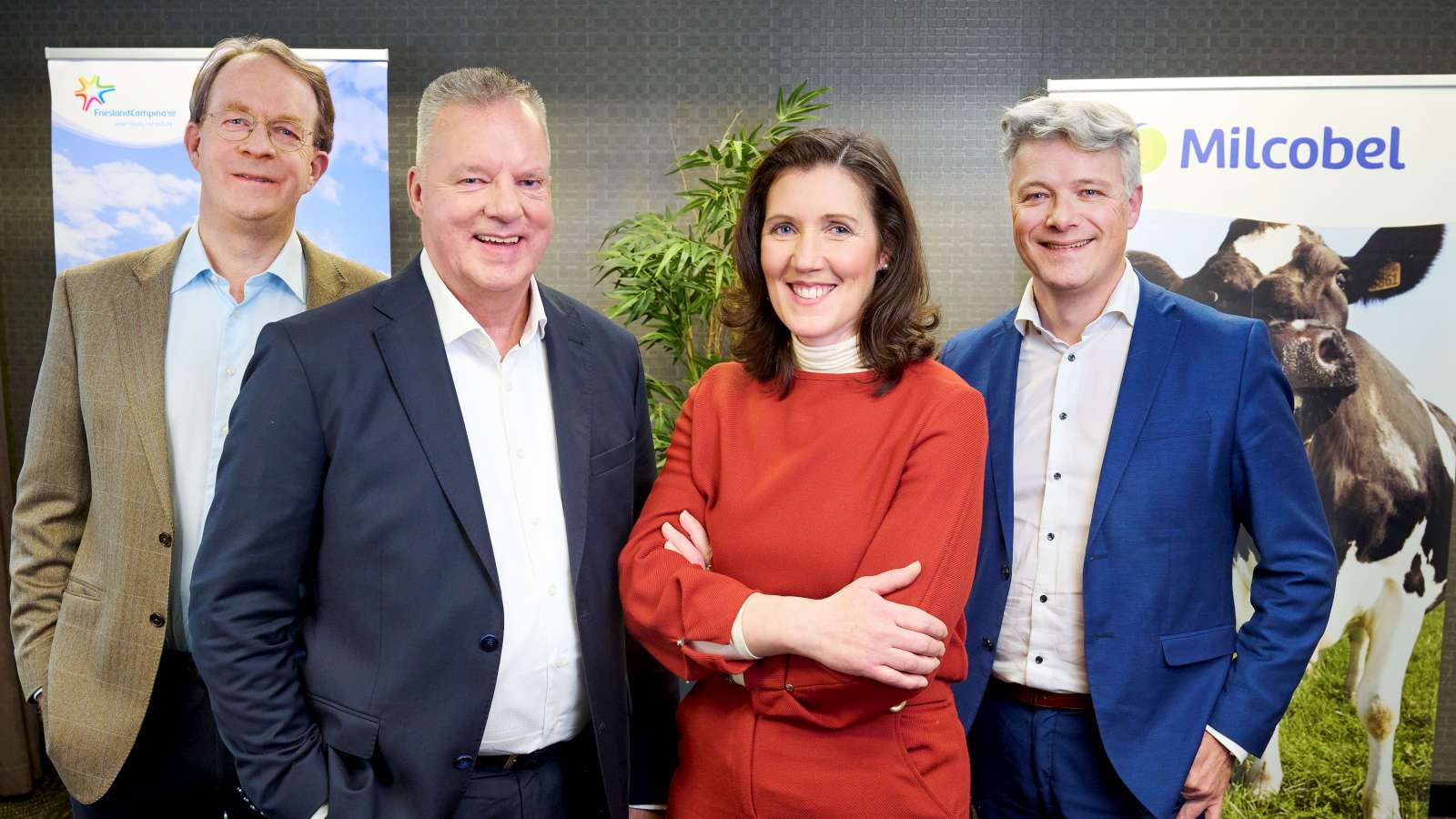 vlnr CEO Van Karnebeek en vz Attema (FrieslandCampina) en vz Eeckhaut en CEO Grugeon (Milcobel) (© FrieslandCampina)