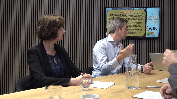 Coen van der Weijden van de NVWA (rechts) aan het woord over het melden van onveilige levensmiddelen.