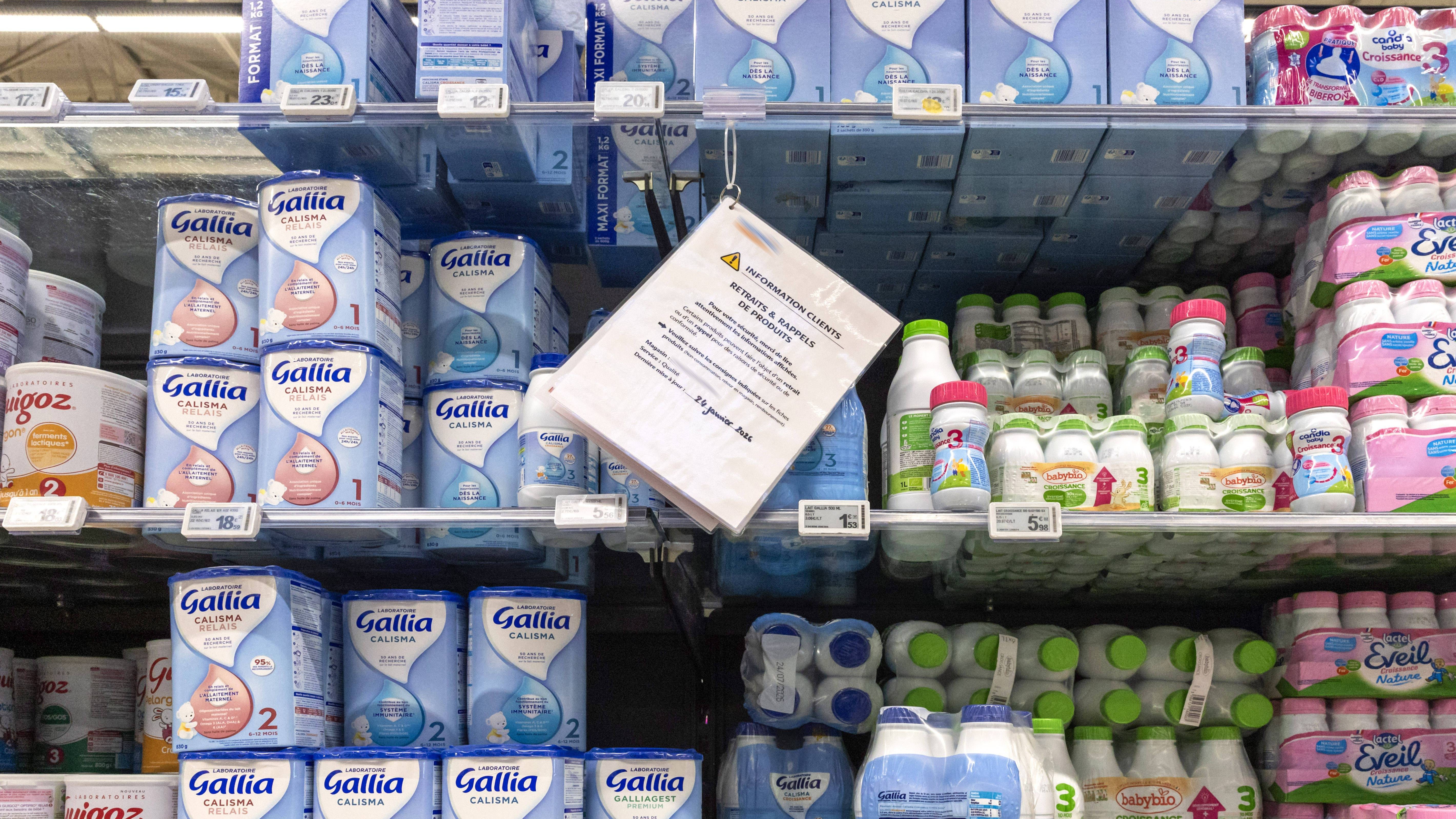 Beeld: ANP- Zuigelingenvoeding teruggeroepen door Danone, Nestlé en Lactalis. Klanteninformatie in supermarkten (terugroepactie om veiligheids- of conformiteitsredenen). Nice, FRANKRIJK - 25/01/2026 - Credit: Syspeo