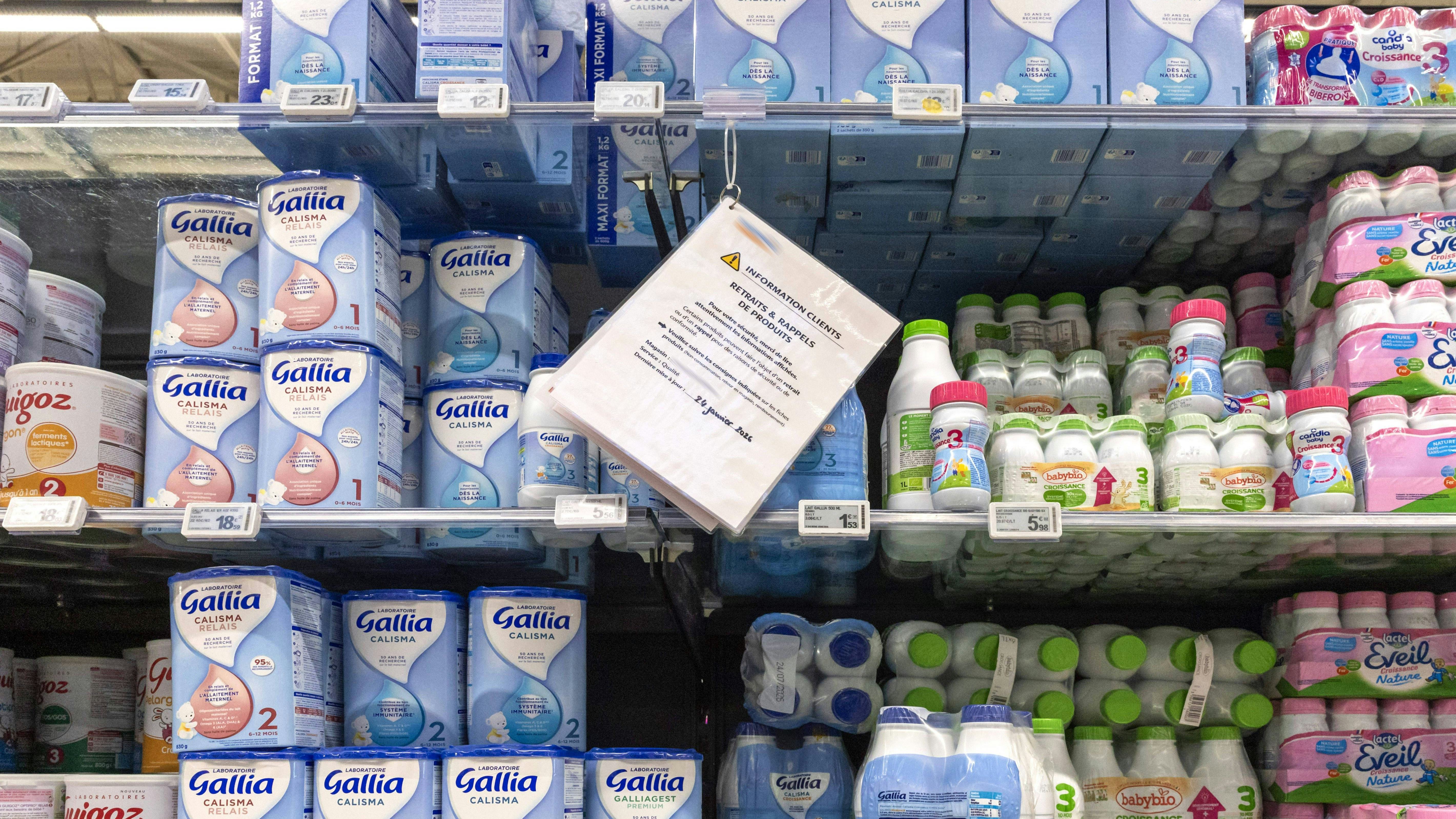 Beeld: ANP- Zuigelingenvoeding teruggeroepen door Danone, Nestlé en Lactalis. Klanteninformatie in supermarkten (terugroepactie om veiligheids- of conformiteitsredenen). Nice, FRANKRIJK - 25/01/2026 - Credit: Syspeo