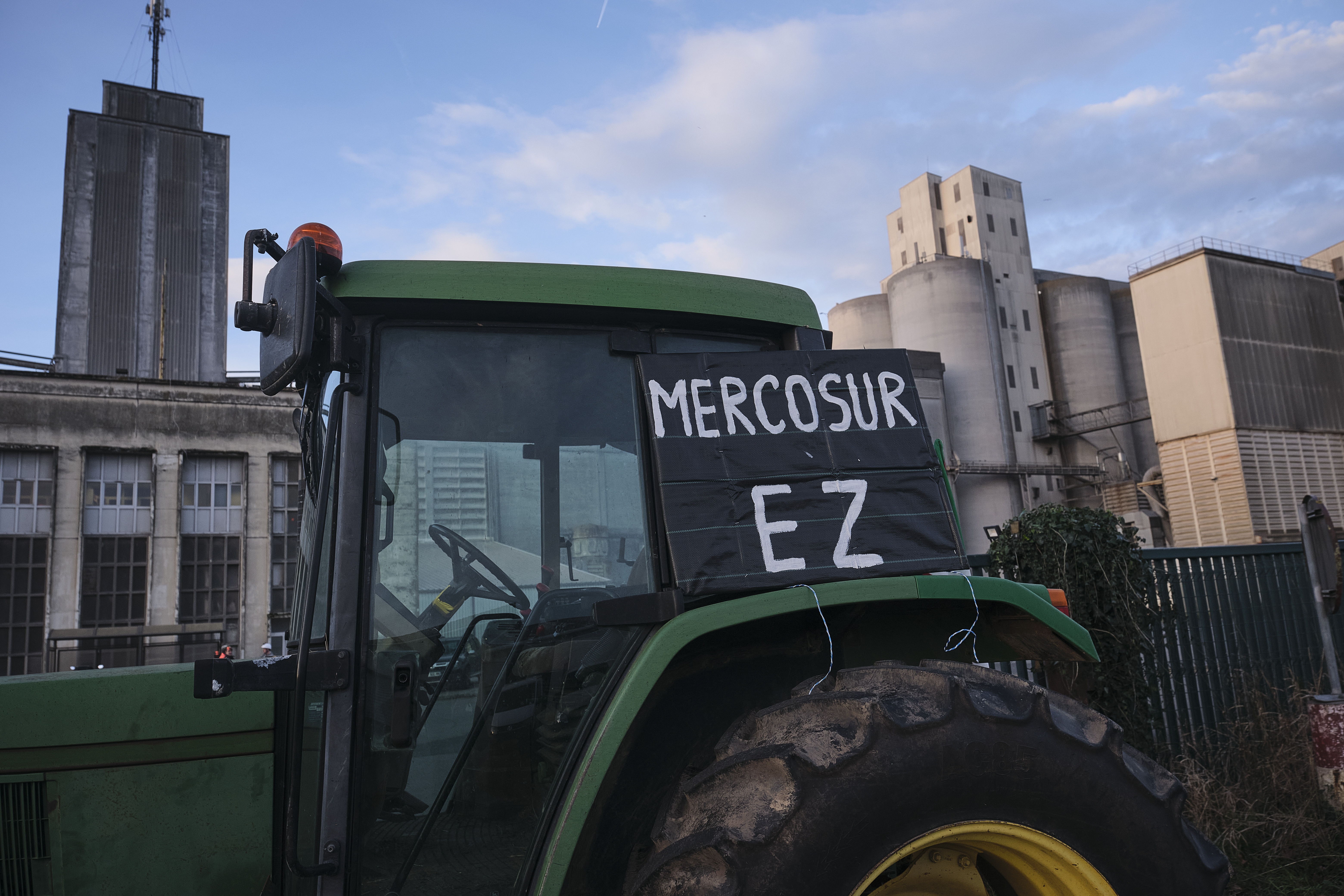 Boeren blokkeren met tractoren het terrein van Maïsica in de haven van Boucau tijdens een protest tegen het Mercosur-handelsakkoord. De tractorblokkades breidden zich uit van Zuid-Frankrijk naar Parijs. Aanleiding zijn onder meer sterk gestegen kunstmestprijzen en zorgen over oneerlijke concurrentie. (Foto: EPA/GUILLAUME PINON/ANP)