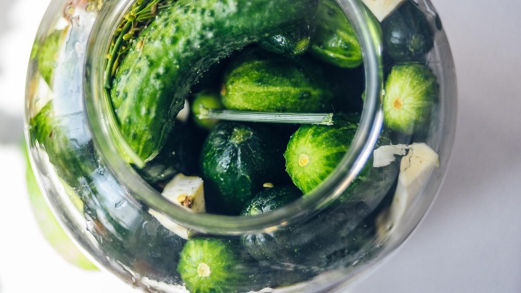 Illustratieve afbeelding van inlegde groente in een pot