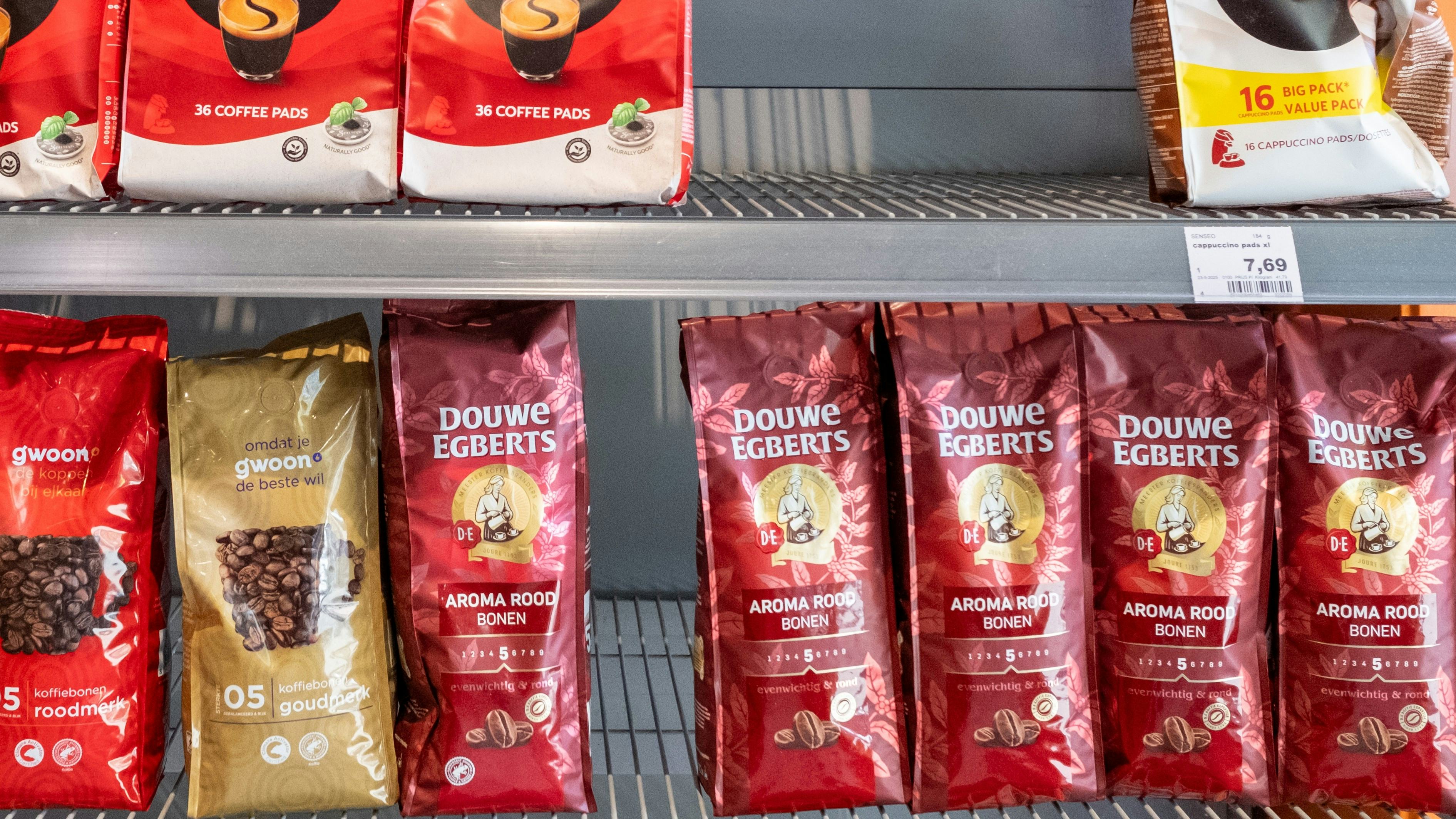 DELFT,  Levensmiddelenassortiment bij kleine buurtsuper Meijer.  Koffieschappen. HELENE VAN RIJN / ANP