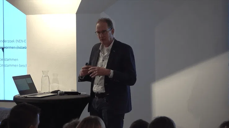 Frank de Bok van Normec Foodcare op de Praktijkdag Microbiologie van VMT.
