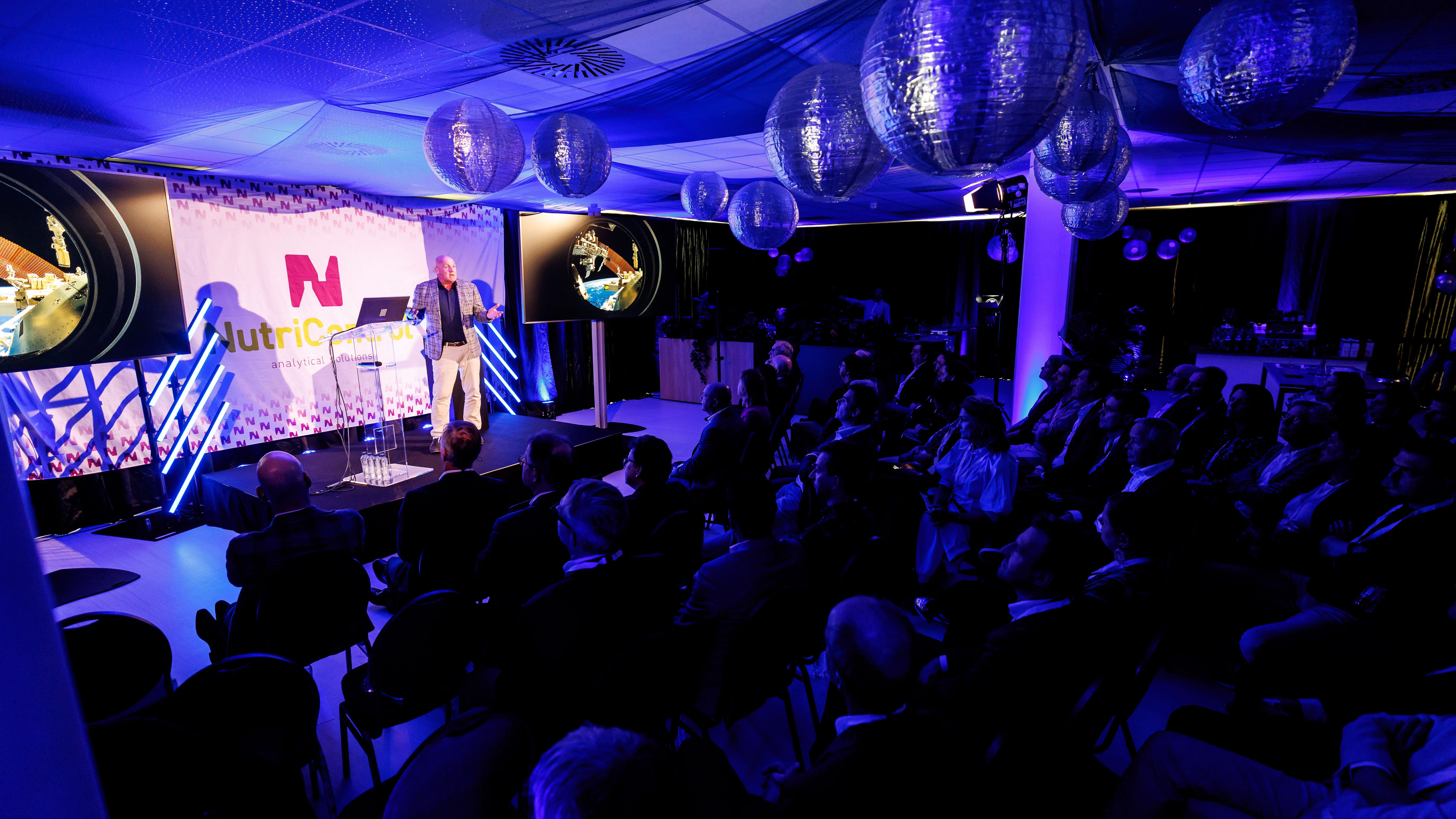 Opening NutriControl door André Kuipers. Foto: Jules van Iperen