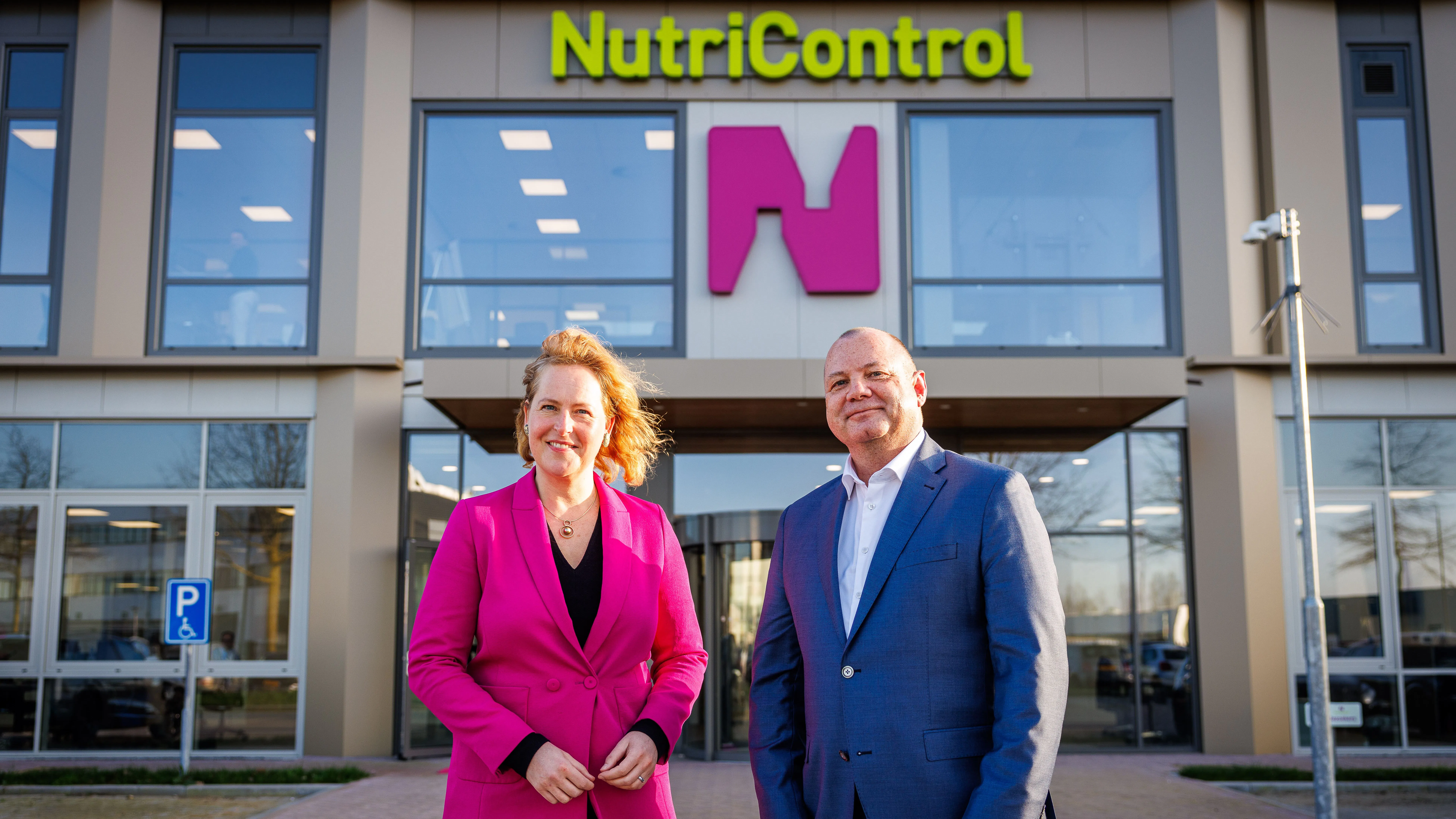 Algemeen directeur Jörgen van den Ende met Hagar Roijackers, loco-commissaris van de Koning in Noord Brabant. Foto: Jules van Iperen