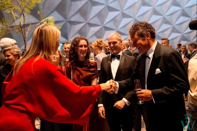 Koningin Maxima reikt de koninklijke prijs uit. Foto Do It Organic