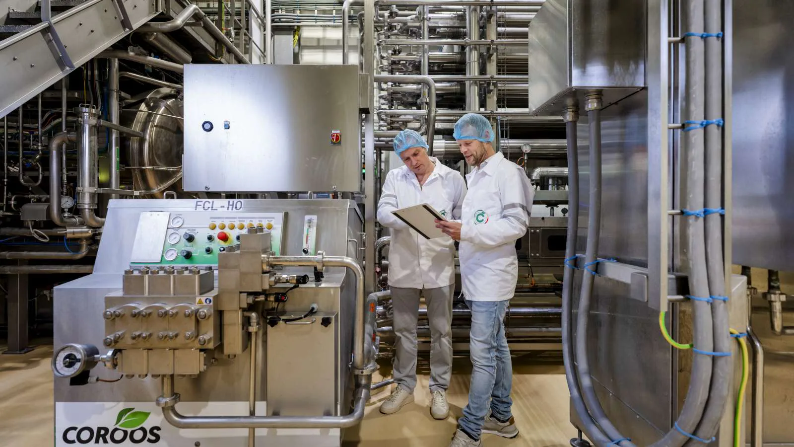 Dies Oostrom en Daan Timmermans bij de nieuwe installatie voor de milde conserveringstechnologie. Fotocredit: Marco de Swart